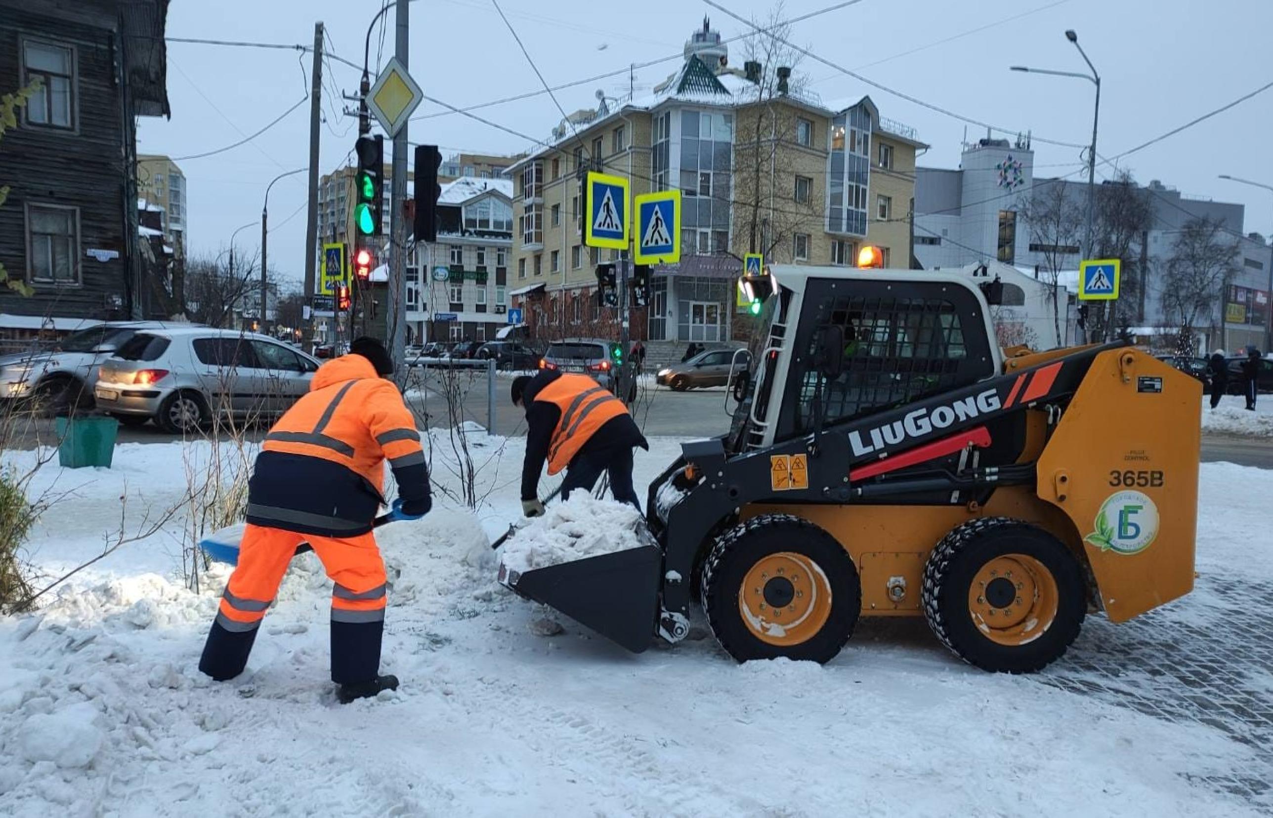 Уборка снега в Архангельске: сотрудники муниципальных предприятий работают  ежедневно